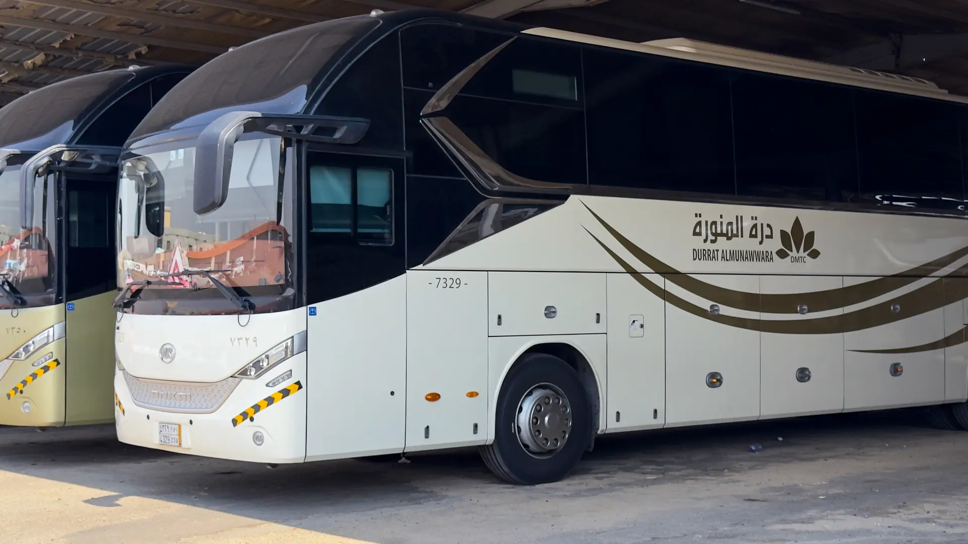 حافلة درة المنورة باللونين الأبيض والذهبي
